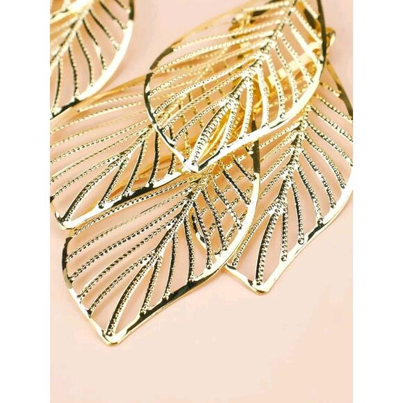 "Gold Metal Leaf Design Drop Earrings - Elegant Nature-Inspired Jewelry" - Picture 2 of 3